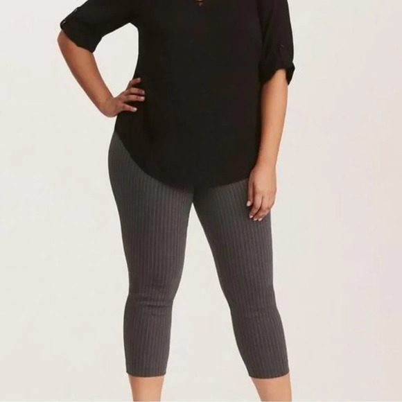 Torrid Gray Pinstripe Pixie Pants Women’s Size 4X Pullon Cropped Stretchy Pants - Picture 3 of 11